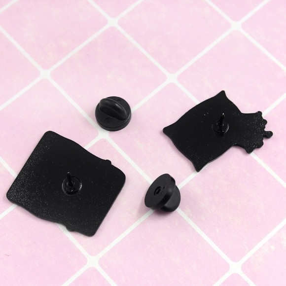 NEW Pillow Queen Enamel Pin Brooch - Picture 2 of 2